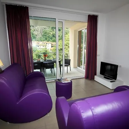 Sleeps 6 Pool Air Con * Maccagno