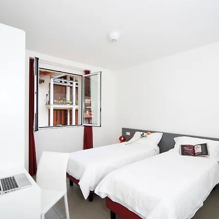 Sleeps 6 Pool Air Con Maccagno