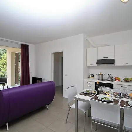 Sleeps 6 Pool Air Con