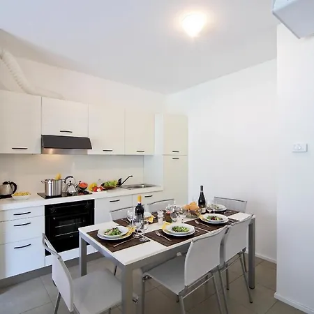 Sleeps 6 Pool Air Con *