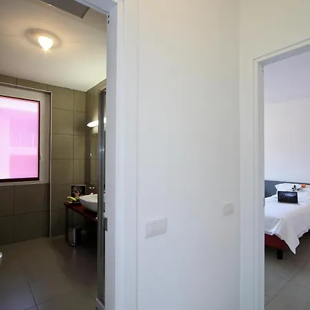 Sleeps 6 Pool Air Con